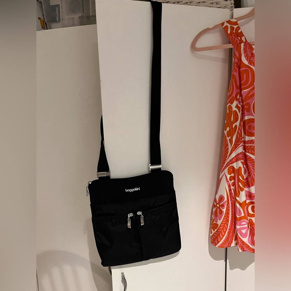Baggallini EXCELLENT Black Crossbody w/ Silver Accents. Perfect size & pockets! - Picture 2 of 9